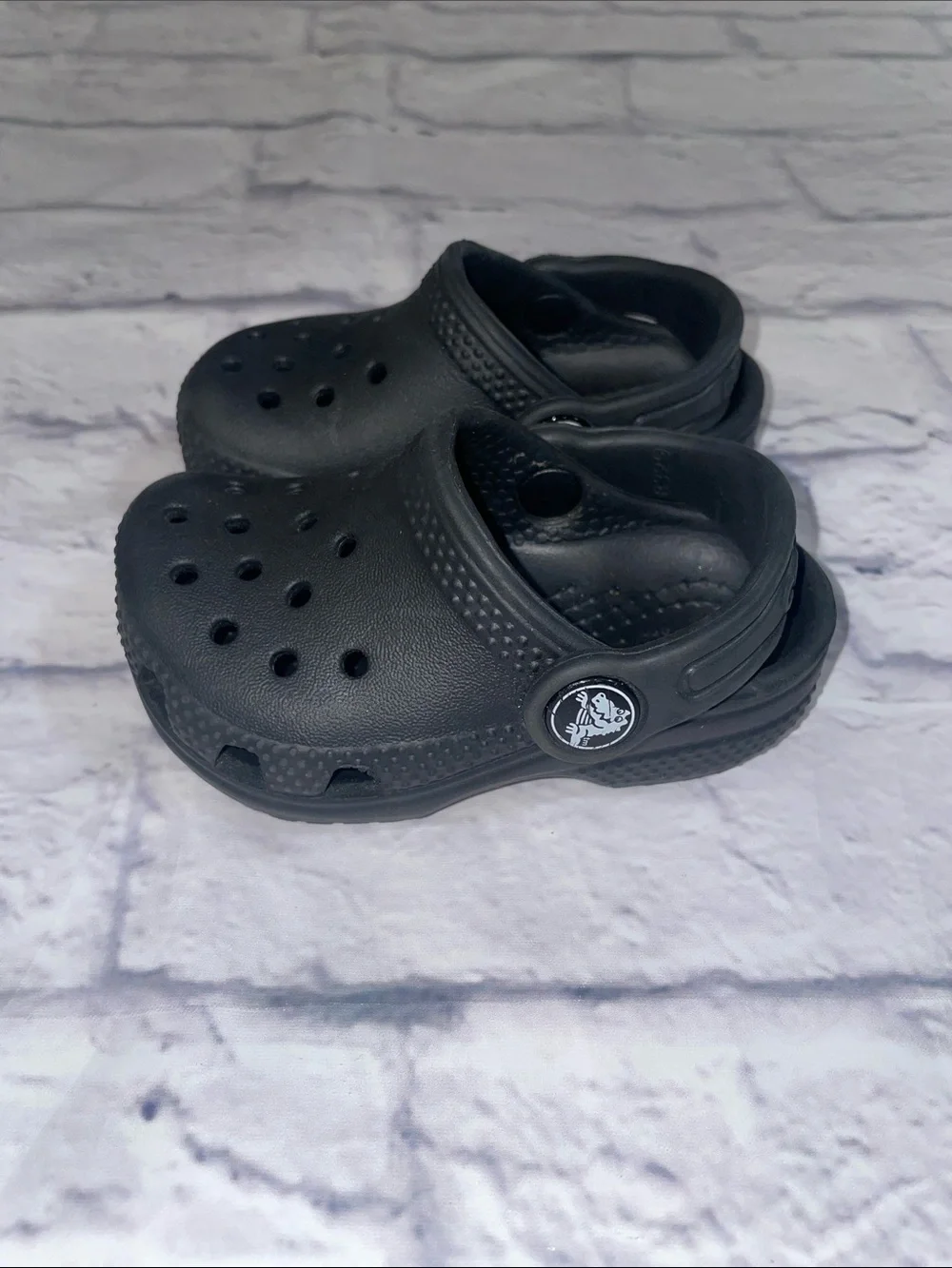 CROCS Kids Classic Clog in Black. Size 4